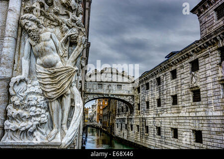 Künstlerische HDR-Bild der Noah-Skulptur auf den Dogenpalast mit der Seufzerbrücke und Gefängnis hinter. Stockfoto