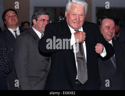 Moskau, Russland. 23. April 2007. Ex-russische Präsident Boris Jelzin (1. Februar 1931 Ã? April 23, 2007) hat starb heute im Alter von 76 Jahren. Jelzin wurde Russlands erster demokratisch gewählter Präsident der Russischen Föderation nach Mikhail Gorbachev als sowjetische Führer im Dezember 1991 trat zurück. Bild: Der Präsident von Russland Boris Yeltsin im Stadion bei einem Treffen mit den Wählern. (Kredit-Bild: © PhotoXpress/ZUMA Press) Stockfoto