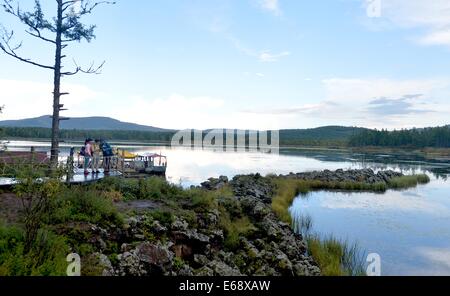 Westmichigan, Chinas autonomen Region Innere Mongolei. 18. August 2014. Touristen sind in der Nähe Dujuan See in Westmichigan Stadt, Nord-China autonomen Region Innere Mongolei, 18. August 2014 gesehen. © Ren Junchuan/Xinhua/Alamy Live-Nachrichten Stockfoto