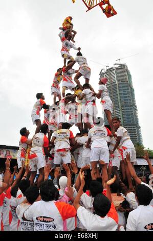 Mumbai, Indien. 18. August 2014. Indische Jugend bilden eine menschliche Pyramide "Dahi Handi," einen irdenen Topf gefüllt mit Quark, in Mumbai, Indien, 18. August 2014 zu brechen. Dahi Handi ist ein Indianerfest anlässlich die Geburt des Hindu-Gottes Lord Krishna. Bildnachweis: Wang Ping/Xinhua/Alamy Live-Nachrichten Stockfoto