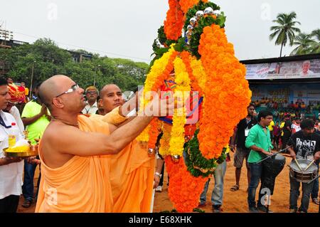 Mumbai, Indien. 18. August 2014. Hinduistische Mönche beten vor der Feier der Dahi Handi in Mumbai, Indien, 18. August 2014. Dahi Handi ist ein Indianerfest anlässlich die Geburt des Hindu-Gottes Lord Krishna. Bildnachweis: Wang Ping/Xinhua/Alamy Live-Nachrichten Stockfoto