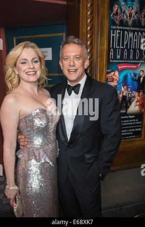 Sydney, Australien. 18. August 2014. Helen Dallimore und Simon Burke kommt bei den 2014 Helpmann Awards im Capitol Theater auf 18. August 2014 in Sydney, Australien.  Die jährliche Helpmann Awards zeichnen unterscheiden künstlerische Leistung und Exzellenz in vielen Disziplinen der australischen live-Performance-Industrie. Bildnachweis: MediaServicesAP/Alamy Live-Nachrichten Stockfoto