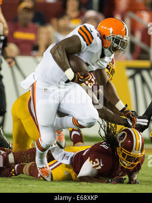 Washington, DC, USA. 18. August 2014. Cleveland Browns Runningback Ben Tate (44) bricht den Tackle-Versuch von Washington Redskins starke Sicherheit Brandon Meriweather (31) im ersten Halbjahr ihre NFL Preseason Spiel bei FedEx Field in Landover, MD Montag, 18. August 2014. © Harry E. Walker/ZUMA Draht/Alamy Live-Nachrichten Stockfoto