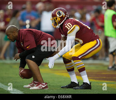 Washington, DC, USA. 18. August 2014. Washington Redskins Quarterback Robert Griffin III (10) erwärmt sich vor dem Start der NFL Preseason Spiel gegen die Cleveland Browns bei FedEx Field in Landover, MD Montag, 18. August 2014. © Harry E. Walker/ZUMA Draht/Alamy Live-Nachrichten Stockfoto