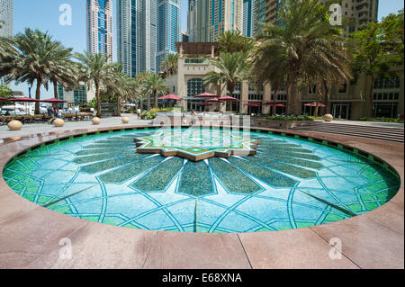 Brunnen und Skyline von Eigentumswohnungen, Büro Türme Gebäude an der Dubai Marina Walk, Dubai, Vereinigte Arabische Emirate VAE. Stockfoto