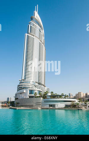 Die Adresse Gebäude mit Brunnen Teich in der Innenstadt von Dubai, Vereinigte Arabische Emirate VAE. Stockfoto