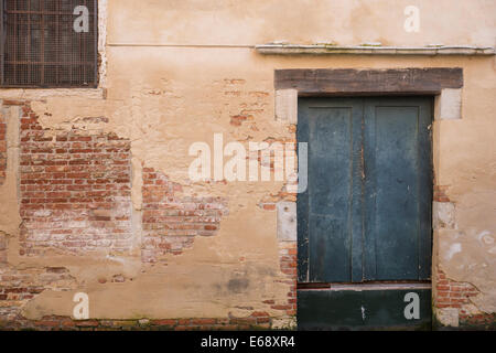 Kanal Schachttür in einem alten Haus in Venedig. Stockfoto