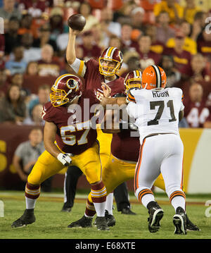 Landover, MD, USA. 18. August 2014. Washington Redskins Quarterback Kirk Cousins (8) geht gegen die Cleveland Browns im ersten Halbjahr ihre NFL Preseason Spiel bei FedEx Field in Landover, MD Montag, 18. August 2014. Bildnachweis: Harry Walker/Alamy Live-Nachrichten Stockfoto