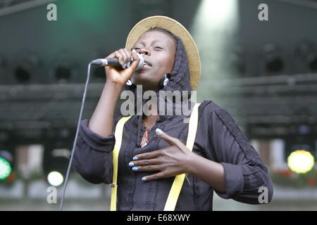 Worms, Deutschland. 16. August 2014. Sängerin Jaqee abgebildet ist, die live auf der Bühne beim Jazz and Joy Festival 2014 in Worms. Die ugandischen-schwedische Sängerin Jaqee live gespielt mit ihrer Band beim Jazz und Joy Festival 2014 in Worms. © Michael Debets/Pacific Press/Alamy Live-Nachrichten Stockfoto