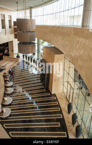 Eingang Lobby Lounge Einfahrt Brunnen Sitze von der Raffles Dubai Hotel Dubai, Vereinigte Arabische Emirate VAE. Stockfoto