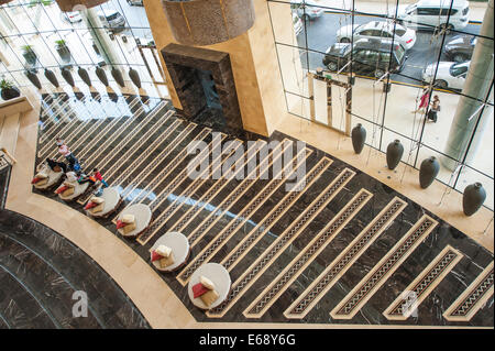 Eingang Lobby Lounge Einfahrt Brunnen Sitze von der Raffles Dubai Hotel Dubai, Vereinigte Arabische Emirate VAE. Stockfoto