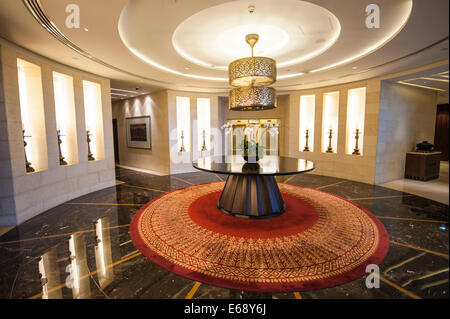 Eingang Lobby Lounge Brunnen Sitze von der Raffles Dubai Hotel Dubai, Vereinigte Arabische Emirate VAE. Stockfoto