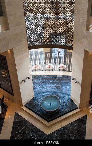 Eingang Lobby Lounge Brunnen Sitze von der Raffles Dubai Hotel Dubai, Vereinigte Arabische Emirate VAE. Stockfoto