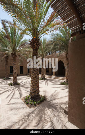 Dattelpalmen Palmen im Innenhof des Bab Al Shams Desert Resort & Spa. Dubai, Vereinigte Arabische Emirate VAE. Stockfoto