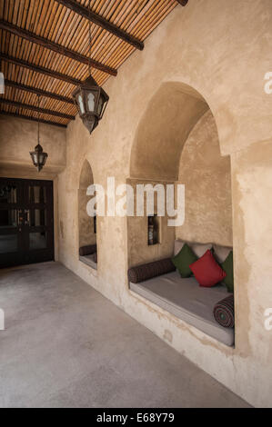 Lounge-Sitzecke im Hof des Bab Al Shams Desert Resort & Spa. Dubai, Vereinigte Arabische Emirate VAE. Stockfoto