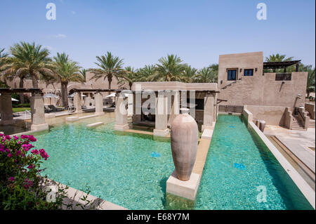 Swimming Pool Deck Terrasse an das Bab Al Shams Desert Resort & Spa. Dubai, Vereinigte Arabische Emirate VAE. Stockfoto