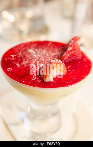 Erdbeersorbet Dessert im Alfies Restaurant im Jumeirah Emirates Towers Hotel, Dubai, Vereinigte Arabische Emirate VAE. Stockfoto