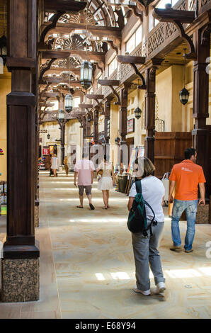 Shopping für Kleidung Kleidung Souvenirs und Textilien in den Souk Madinat Jumeirah Markt Dubai, Vereinigte Arabische Emirate VAE. Stockfoto