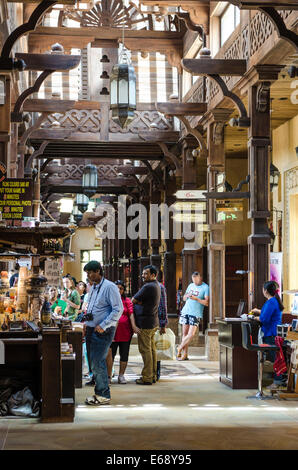 Shopping für Kleidung Kleidung Souvenirs und Textilien in den Souk Madinat Jumeirah Markt Dubai, Vereinigte Arabische Emirate VAE. Stockfoto