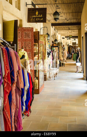 Shopping für Kleidung Kleidung Souvenirs und Textilien in den Souk Madinat Jumeirah Markt Dubai, Vereinigte Arabische Emirate VAE. Stockfoto