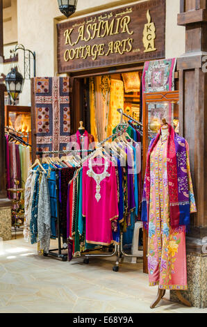 Kleidung Kleidung Souvenirs und Textilien auf dem Markt Souk Madinat Jumeirah Dubai, Vereinigte Arabische Emirate VAE. Stockfoto