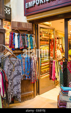 Kleidung, Bekleidung und Textilien auf dem Markt Souk Madinat Jumeirah Dubai, Vereinigte Arabische Emirate VAE. Stockfoto