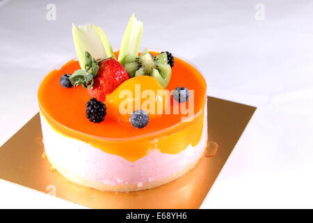 Erfrischende Pfirsich-Mousse mit Mandarinen und Gelee. Stockfoto