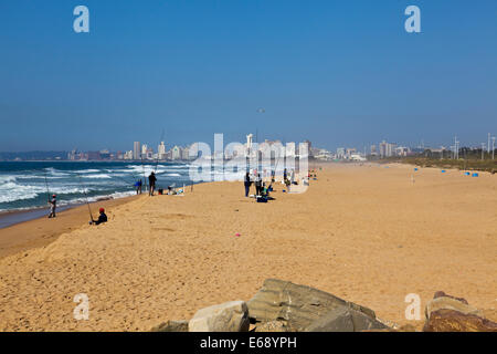 Durban, Südafrika. Fischer am Strand mit der legendären Moses Mabhida Stadion und Stadt von Durban South Afrika im Hintergrund. Stockfoto