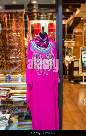 Kleidung, Bekleidung und Textilien auf dem Markt Souk Madinat Jumeirah Dubai, Vereinigte Arabische Emirate VAE. Stockfoto