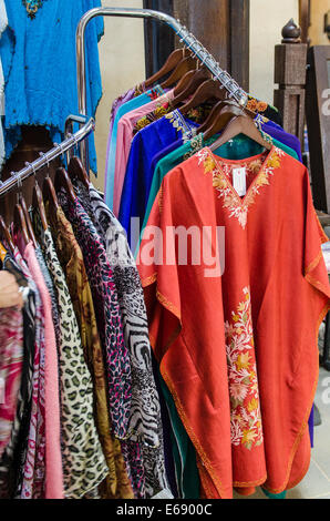 Kleidung, Bekleidung und Textilien auf dem Markt Souk Madinat Jumeirah Dubai, Vereinigte Arabische Emirate VAE. Stockfoto