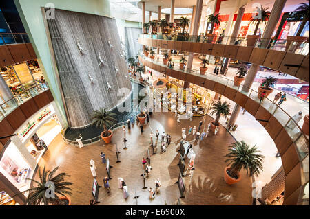 Taucher Skulptur Brunnen Multi Stock Retail Shops Geschäfte der Dubai Mall weltweit größten Mall Dubai, Vereinigte Arabische Emirate VAE. Stockfoto