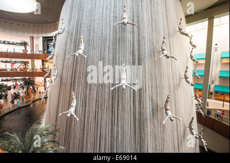 Taucher Skulptur Brunnen Multi Stock Retail Shops Geschäfte der Dubai Mall weltweit größten Mall Dubai, Vereinigte Arabische Emirate VAE. Stockfoto