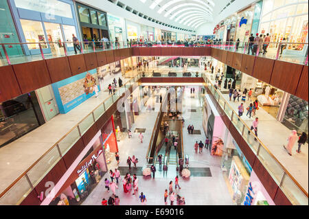 Hoher Aufwand Multi Stock Shopper Einzelhandel Geschäfte in Dubai Mall weltweit größten Mall, Dubai, Vereinigte Arabische Emirate VAE anzeigen Stockfoto