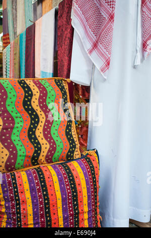 Shemagh arabische Schal Hijab Schal Tcholthes Kleidung Extile Souk in Bur Dubai, Dubai, Vereinigte Arabische Emirate VAE. Stockfoto