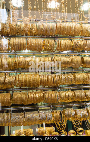 Goldschmuck in den Deira Gold Souk Markt Dubai, Vereinigte Arabische Emirate VAE. Stockfoto