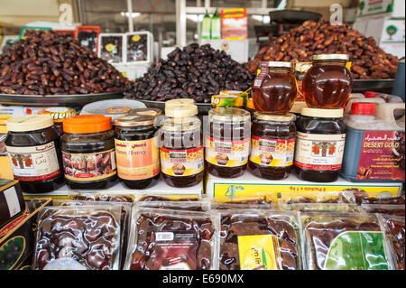 Haufen von Terminen und Gläser von Marmelade Gelee auf der Deira produzieren Souk Markt, Dubai, Vereinigte Arabische Emirate VAE. Stockfoto