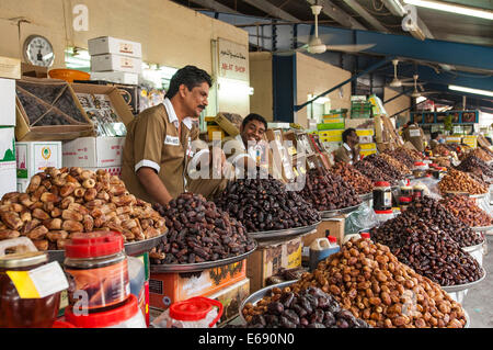 Haufen von Terminen auf der Deira Souk Gemüsemarkt, Dubai, Vereinigte Arabische Emirate VAE. Stockfoto