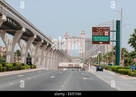 Atlantis Hotel Palm Monorail Autobahn Verkehrszeichen auf the Palm, Dubai, Vereinigte Arabische Emirate VAE. Stockfoto