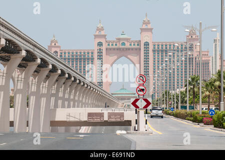Atlantis Hotel Palm Monorail Straße Autobahn auf the Palm, Dubai, Vereinigte Arabische Emirate VAE. Stockfoto