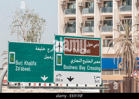 Autobahn Straße Straße Verkehrsschilder in Dubai, Vereinigte Arabische Emirate VAE. Stockfoto