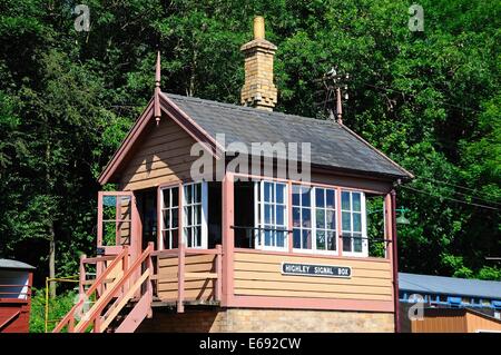 Blick auf das alte hölzerne Stellwerk am Bahnhof, Highley, Worcestershire, England, Vereinigtes Königreich, West-Europa. Stockfoto