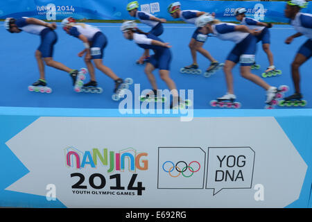 (140819)--NANJING, 19. August 2014 (Xinhua)--Athleten durchführen Rollschuhlaufen im Sports Lab in der Nanjing 2014 die Olympischen Jugendspiele in Nanjing, Hauptstadt der ostchinesischen Provinz Jiangsu, 19. August 2014. Inline Skates entlang mit Wushu, Sportklettern und Skateboarding, werden für die Präsentation in der Sports Lab vom 17. August bis 27. August ausgewählt. Mehr als 2000 Zuschauer kommen, Sports Lab am Dienstag zu erleben. (Xinhua/Zhang Hongxiang) Stockfoto