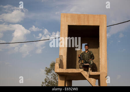 Makhmour, Nord-Irak. 18. August 2014. Peschmerga Soldat wird in ein Wachturm an der DPK Peshmerga Basis gesehen. Makhmour ist eine Stadt, die 50 Kilometer südlich von Erbil, der Hauptstadt der kurdischen Regionalregierung. Nach eine ISIS-Offensive fiel die Stadt auf das Kalifat am 8. August. Es wurde am 10. August von Peshmerga und PKK-Kämpfer zurückgenommen. Makhmour war der Bevölkerung geleert, die beschlossen, in der Nähe Erbil oder die Berge fliehen. Bildnachweis: Pazifische Presse/Alamy Live-Nachrichten Stockfoto