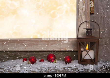 Weihnachten aus Holz Hintergrund mit einem alten rustikalen Laterne und rote Kugeln. Stockfoto