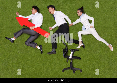 junge Geschäftsleute mit roten Pfeil Stockfoto