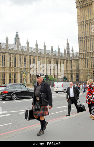 London, UK. 18. August 2014. Schottische Piper auf Westminster Bridge außerhalb der Houses of Parliament mit einem Monat für die schottischen Unabhängigkeitsreferendum gehen. Bildnachweis: JOHNNY ARMSTEAD/Alamy Live-Nachrichten Stockfoto