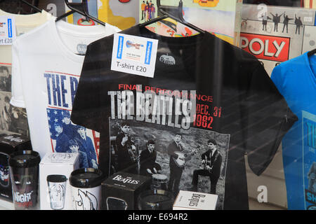 Beatles-Souvenirs in einem Schaufenster an Matthew Street in Liverpool, NW England, UK Stockfoto