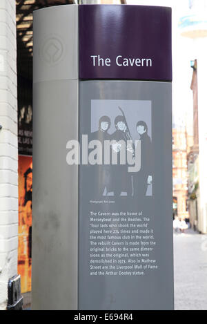 Hinweisschild für den berühmten Cavern Club auf Matthew Street in Liverpool, wo die Beatles erstmals, in Merseyside aufgeführt Stockfoto