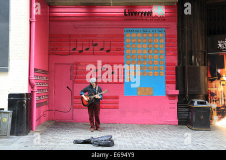 Ein Straßenmusikant auf Matthew Street oder Beatle Street wie es oft in Liverpool, in Merseyside, NW England bekannt. Stockfoto