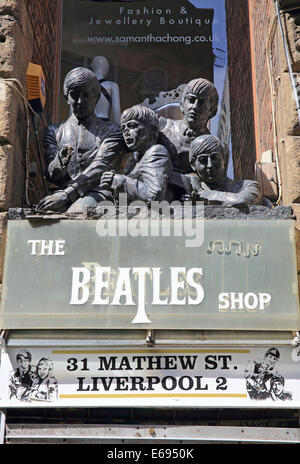 Statue der Beatles pop Gruppe über einen Beatles-Souvenir-Shop auf Matthew Street, Liverpool, auf Merseyside, NE England, UK Stockfoto